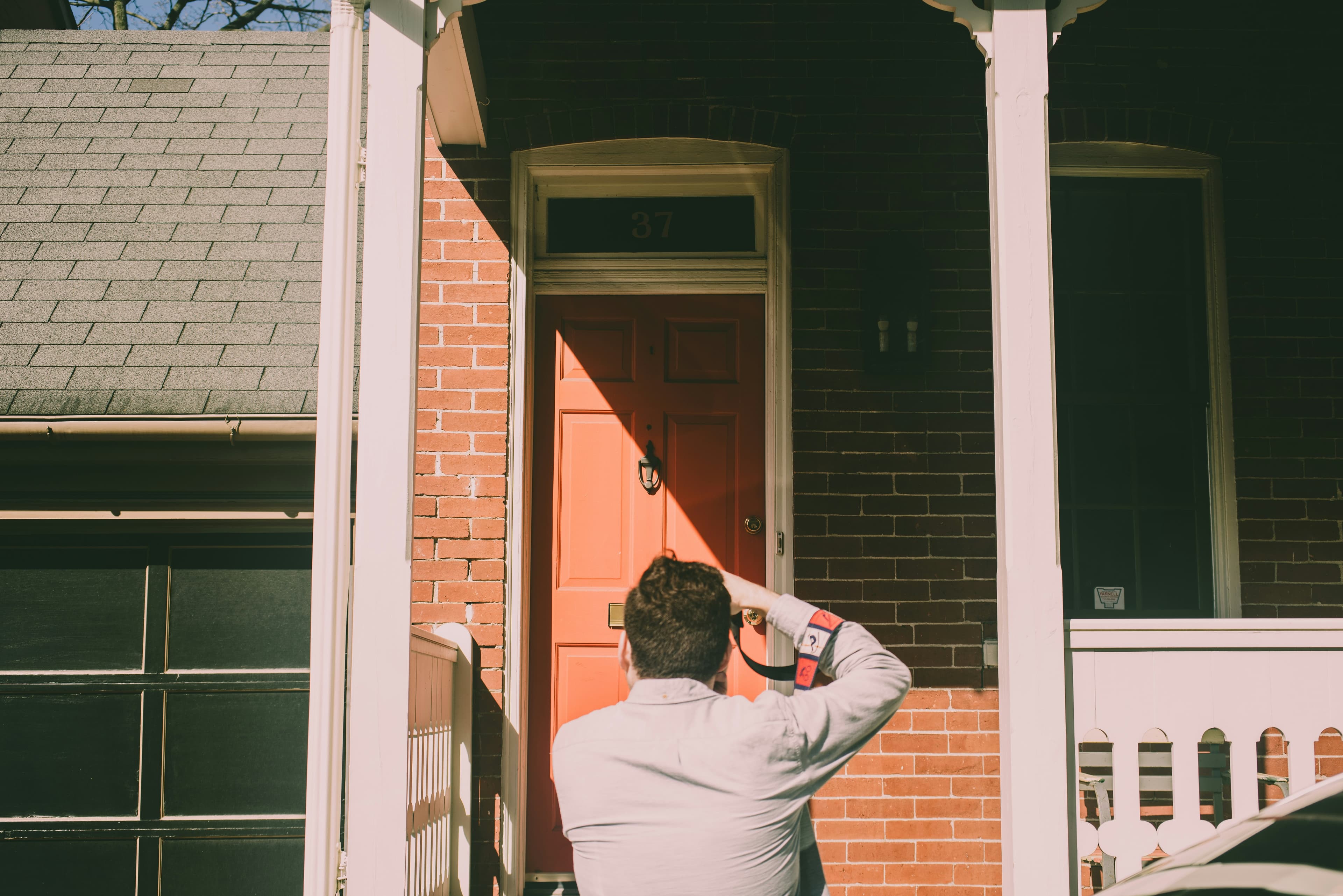 Photographing a property entrance during an unannounced visit